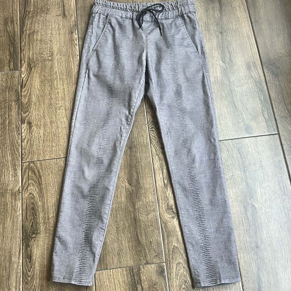 Bevy Flog Shely Original Pant Silver Sage Gray Snakeskin Print Cotton Size 26.